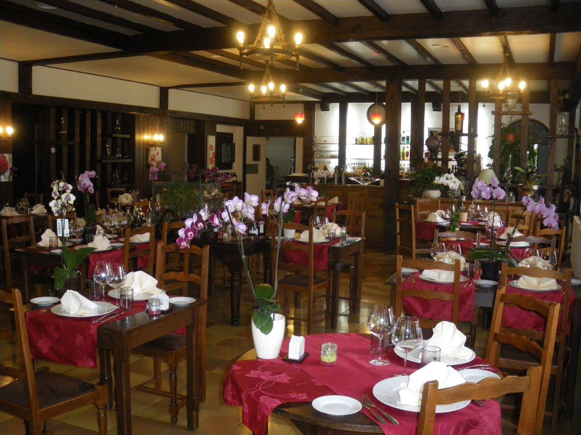 Roumazières Hotel Du Commerce Chez Stephane מראה חיצוני תמונה
