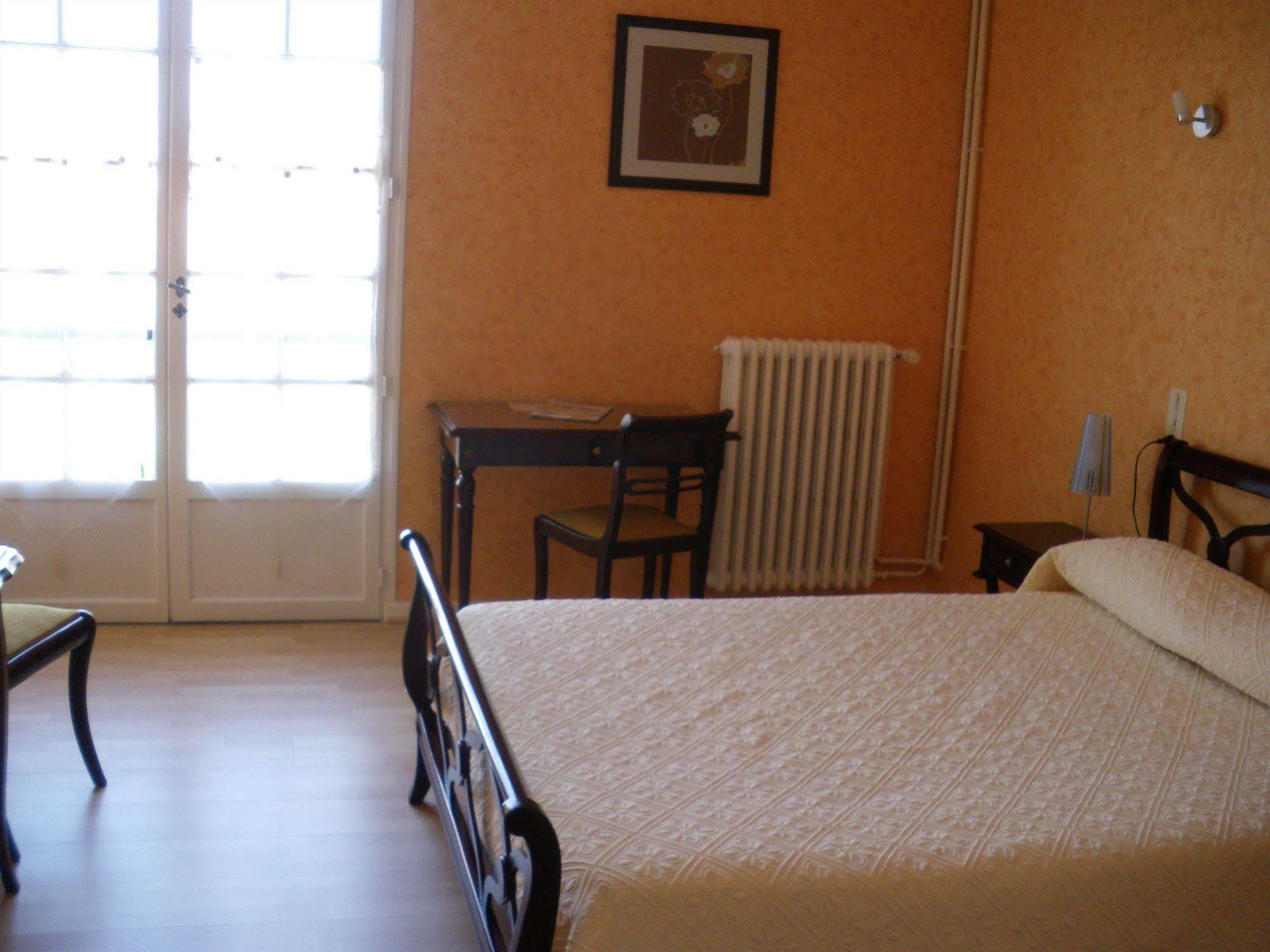 Roumazières Hotel Du Commerce Chez Stephane מראה חיצוני תמונה