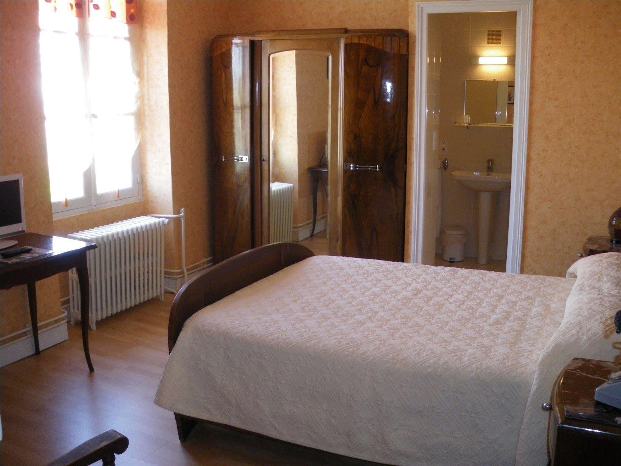 Roumazières Hotel Du Commerce Chez Stephane מראה חיצוני תמונה