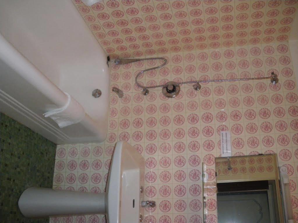 Roumazières Hotel Du Commerce Chez Stephane מראה חיצוני תמונה